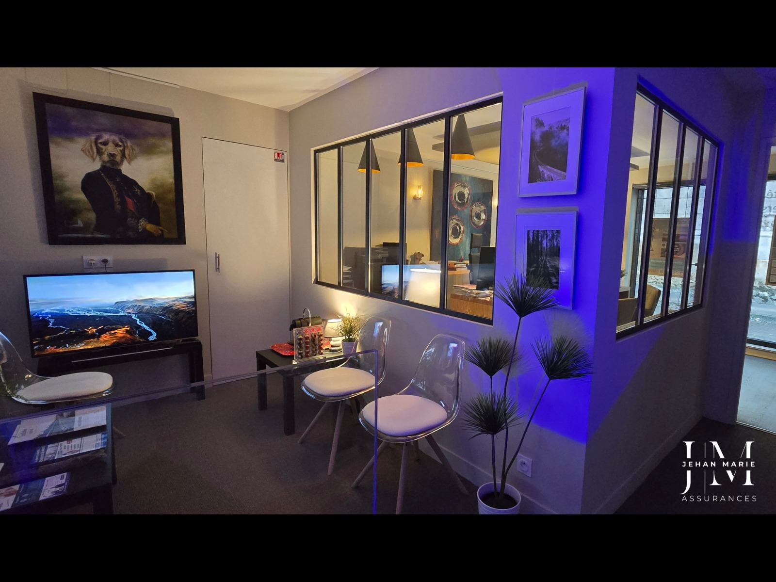 Espace d’attente de l’agence en soirée