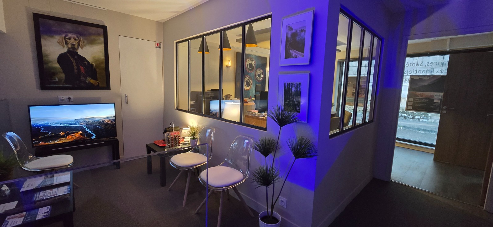 Salle d’attente et bureaux vitrés de l’agence